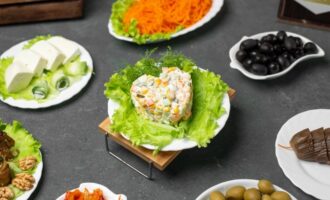 15 minut a hotovo: Rychlý recept na salát s klobásou a okurkami