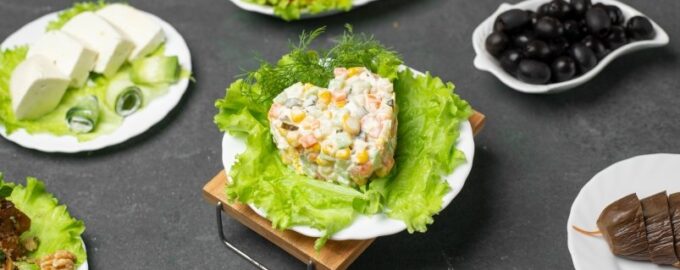 15 minut a hotovo: Rychlý recept na salát s klobásou a okurkami