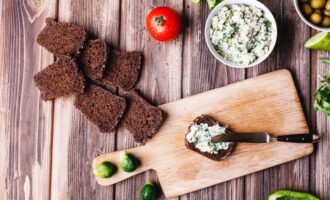 Dokonalý snídaňový recept: Příprava lahodné pomazánky s tvarohem - nejlepším přítelem chleba