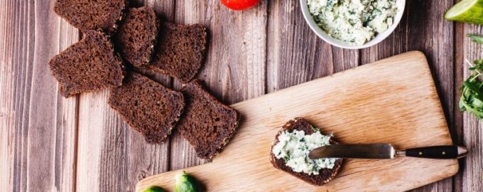 Dokonalý snídaňový recept: Příprava lahodné pomazánky s tvarohem - nejlepším přítelem chleba