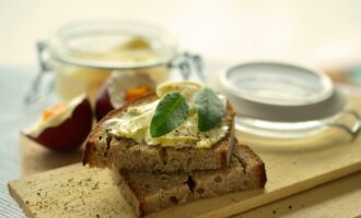 Идеальная намазка к завтраку: Крабовые палочки, лук и кое-что вкусненькое - едим её ложкой