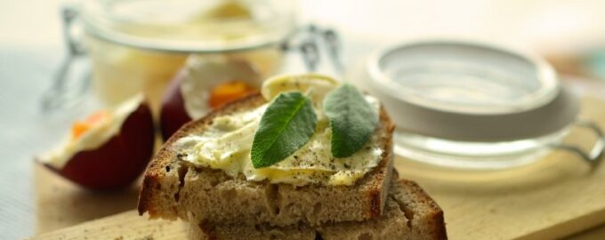 Идеальная намазка к завтраку: Крабовые палочки, лук и кое-что вкусненькое - едим её ложкой