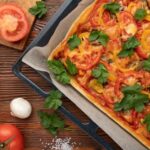 Rychlý recept: Příprava otevřeného koláče s rajčaty a sýrem - lepší než pizza