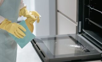 Už žádná mastnota v kuchyni: Proč míchat zubní pastu s čisticím prostředkem?