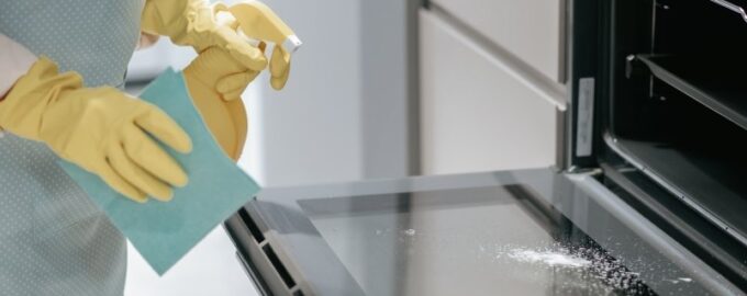 Už žádná mastnota v kuchyni: Proč míchat zubní pastu s čisticím prostředkem?