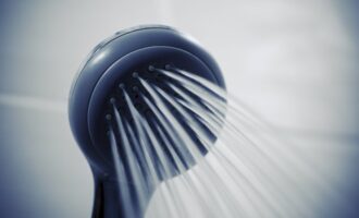 2 lžíce jednou měsíčně - a vaše sprchová hlavice je čistá zevnitř i zvenku: Tip instalatéra