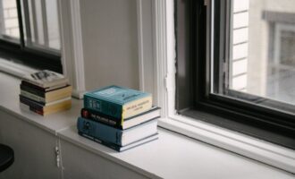 3 kapky na vatový tampon - a parapet je opět bílý: Jak odstranit žlutou barvu z plastu