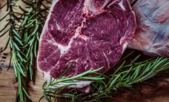Без кипятка и микроволновки: Как разморозить большой кусок мяса всего за полчаса