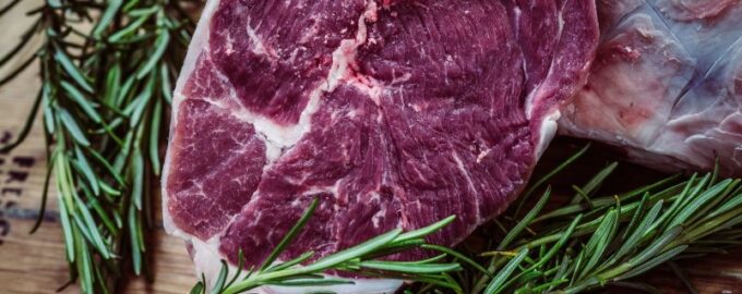 Без кипятка и микроволновки: Как разморозить большой кусок мяса всего за полчаса