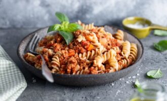 Быстрый ужин: Готовим макароны с фаршем в томатном соусе — вкусно и сытно