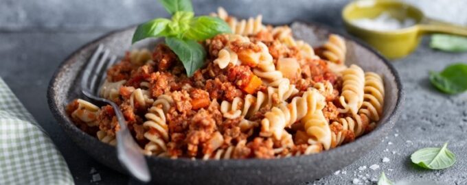 Быстрый ужин: Готовим макароны с фаршем в томатном соусе — вкусно и сытно