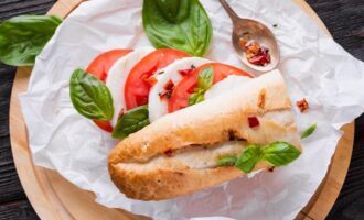 Dokonalá svačina za 15 minut: Bageta plněná pestem a mozzarellou - efektní a lahodná.