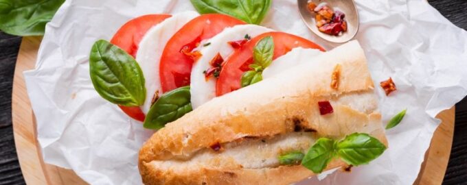 Dokonalá svačina za 15 minut: Bageta plněná pestem a mozzarellou - efektní a lahodná.
