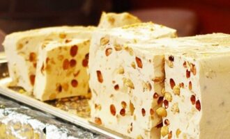 Domácí halva je stokrát lepší než halva z obchodu: vezměte semínka a cukr a máte chutnou pochoutku.