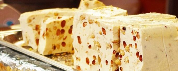 Domácí halva je stokrát lepší než halva z obchodu: vezměte semínka a cukr a máte chutnou pochoutku.