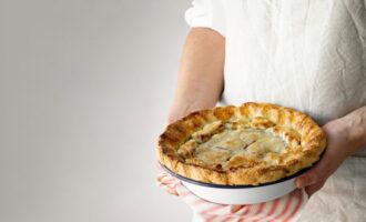 Ideální rychlá večeře: Koláč s masem a houbami - recept pro lenochy