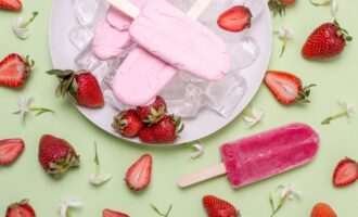 Jen 3 jednoduché ingredience: Recept na domácí zmrzlinu s jahodami a banánem