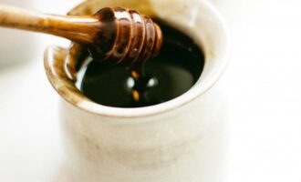 Kontrola kvality medu za 1 minutu: 3 jednoduché způsoby od včelaře