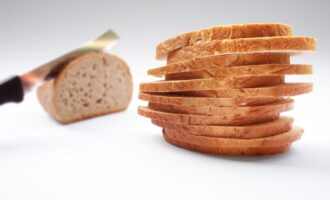Lahodné česnekové toasty k snídani: 10 minut - problém vyřešen, chutné a vydatné
