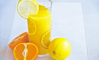 Lifehack pro horké léto: Limonáda se stane ledovou za 1,5 minuty - stačí jeden pohyb rukou