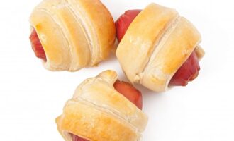 Líné klobásy v těstě za 15 minut: Není třeba válet těsto - rychlý recept