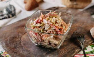 Neobvyklý recept: Salát se smaženými krabími tyčinkami - získá si každého od první lžíce.