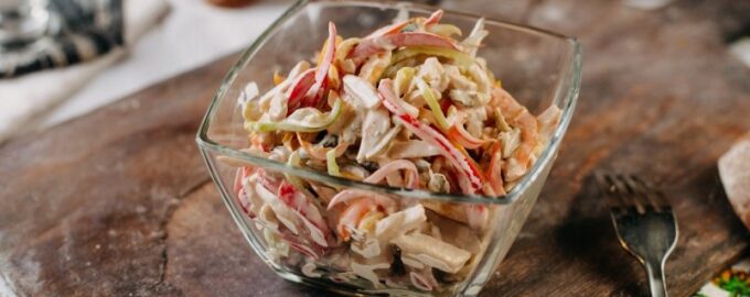 Neobvyklý recept: Salát se smaženými krabími tyčinkami - získá si každého od první lžíce.