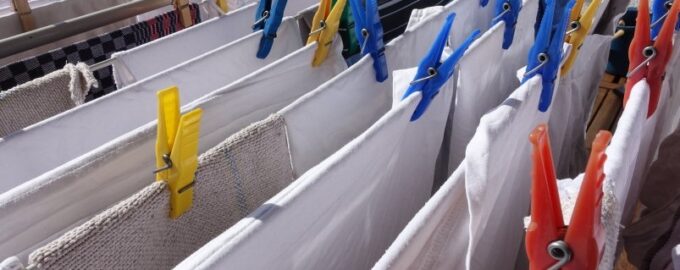 Pokud jsou vaše bílé skvrny skvrnité, žádný problém: stačí 2 prostředky, aby byly opět křišťálově bílé.