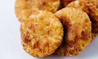 Рецепт с изюминкой: Сочные куриные котлеты с сыром — домашние будут в восторге