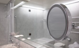Зачем умные хозяйки натирают зеркала в ванной огурцом — гениальный лайфхак