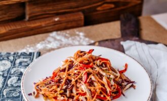 Гости съедят его первым: Салат с жареными шампиньонами и морковью по-корейски