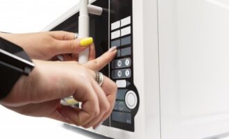 Tajemství chytrých hospodyněk: Jak se zbavit zápachu v mikrovlnné troubě - rychlý způsob