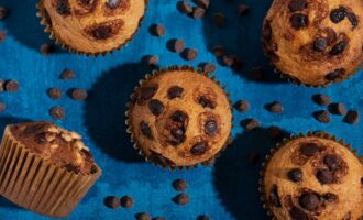 Vše smíchané dohromady a do trouby: Rychlé čokoládové muffiny s banánem - zvládne je každý.